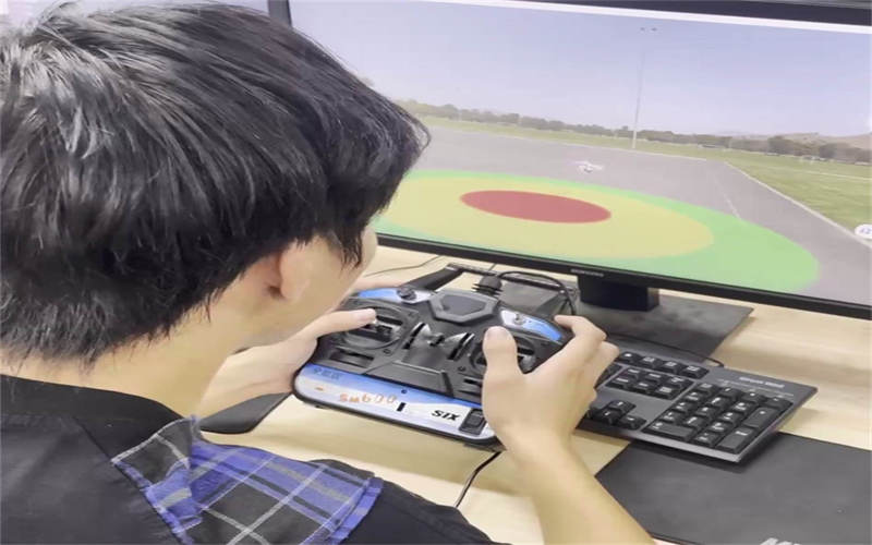 吉安市理工技工學(xué)校無人機(jī)專業(yè)深化模擬飛行調(diào)