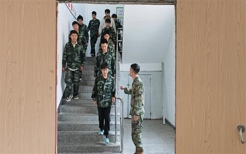 我校成功開展校園防踩踏應(yīng)急疏散演練 筑牢師